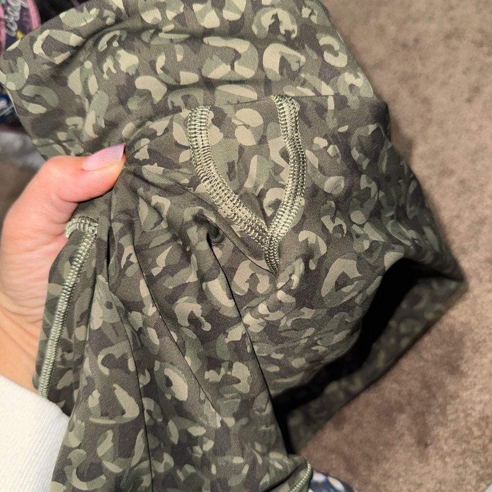 Lululemon High Rise 21 Crop Leggings Wild Thing Camo‎ Dark Olive Green Size 6 - Picture 5 of 7